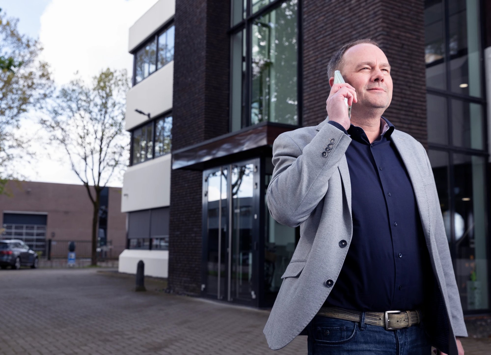 Adviseur van Sibbing belt voor het kantoor in Veenendaal