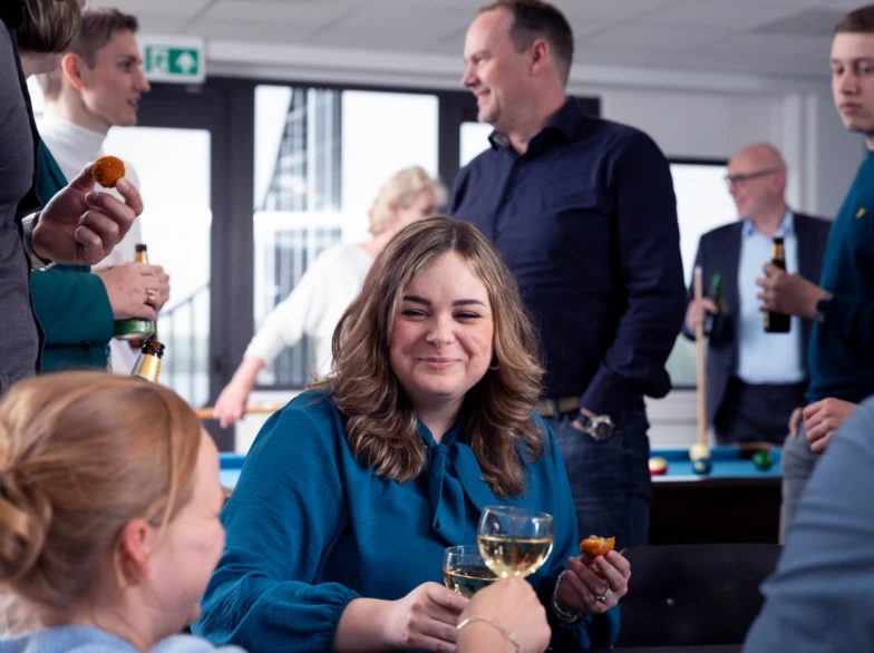 Collega's bij een borrel op kantoor