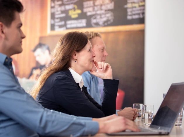 Collega's in gesprek aan de bar