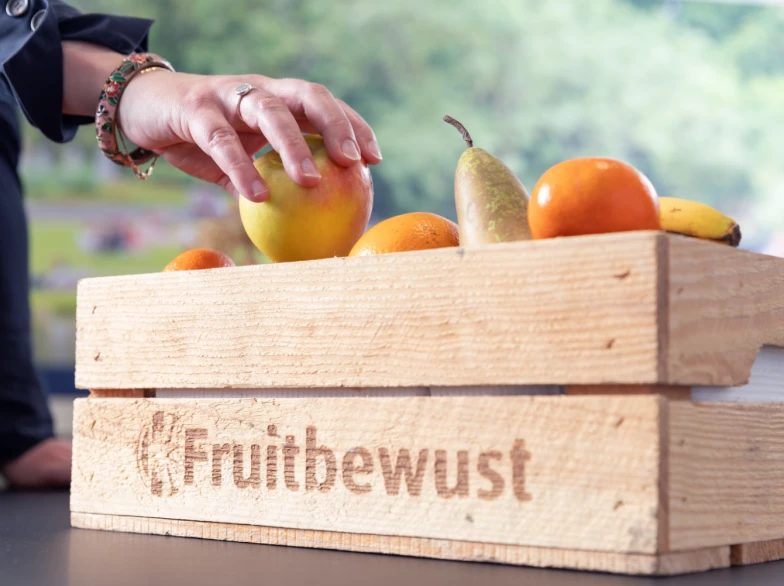 Kist met vers fruit op kantoor
