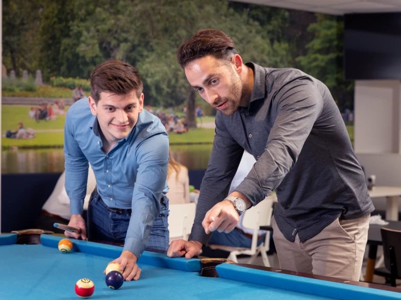 Twee collega's aan de pooltafel