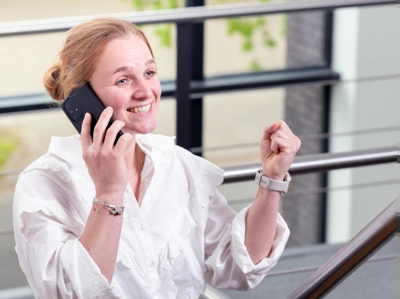 Medewerker aan de telefoon