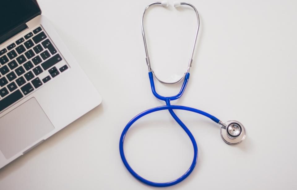 Stethoscoop naast een laptop
